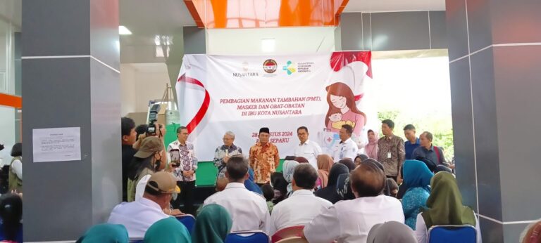 Cegah Stunting, Menko PMK Lakukan Pembagian Makanan Tambahan di Sepaku