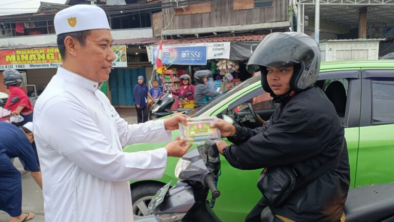 Jumat Berkah, GSSB dan Fokus Bagikan 650 Bungkus Nasi Kuning