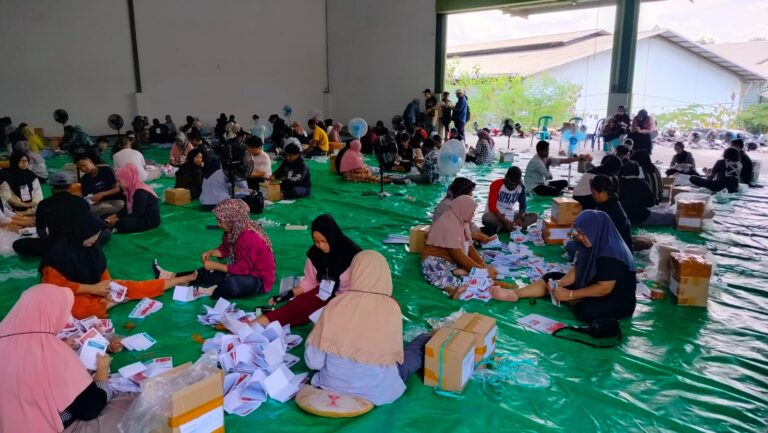 KPU Samarinda Mulai Pelipatan Surat Suara Pilkada, Libatkan Ratusan Warga