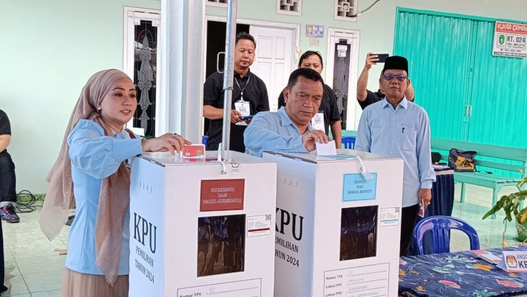 Dampingi Sang Suami Nyoblos, Ira Puspita Sari Titip Harapan di Pilkada Kukar 2024