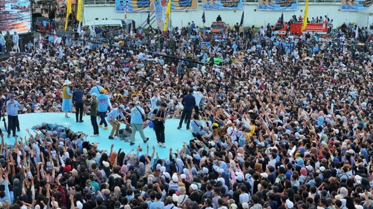 Denny Caknan dan Wika Salim Hibur Ribuan Pendukung Rudy-Seno di Aji Imbut