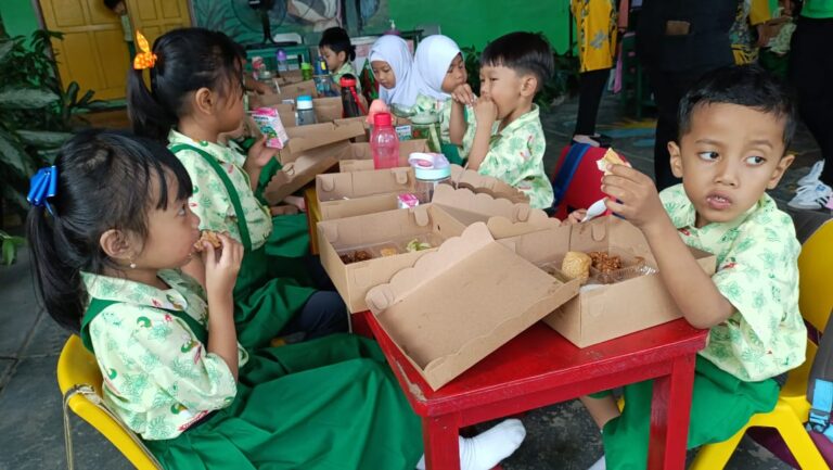 300 Siswa TK, SD, SMP di Samarinda Nikmati Uji Coba Makan Siang Gratis