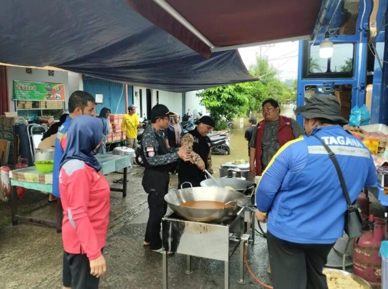 Bantu Korban Banjir, Dinsos Berikan 3.000 Porsi Makan Per Hari