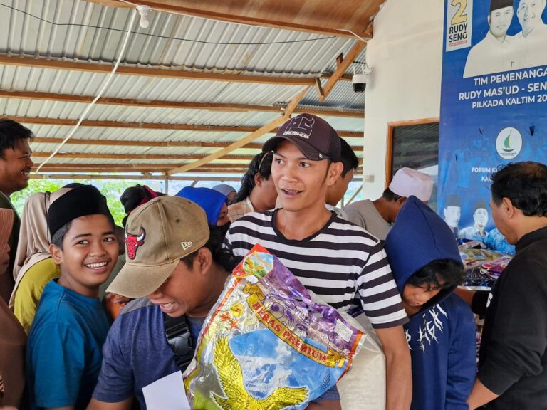 Forum Keluarga Madura Kaltim Distribusi 260 Karung Beras kepada Warga Kelurahan Air Putih