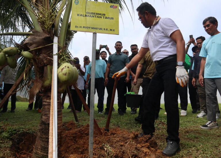 Rudy Mas’ud dan Seno Aji Kompak Tanam Pohon Kelapa
