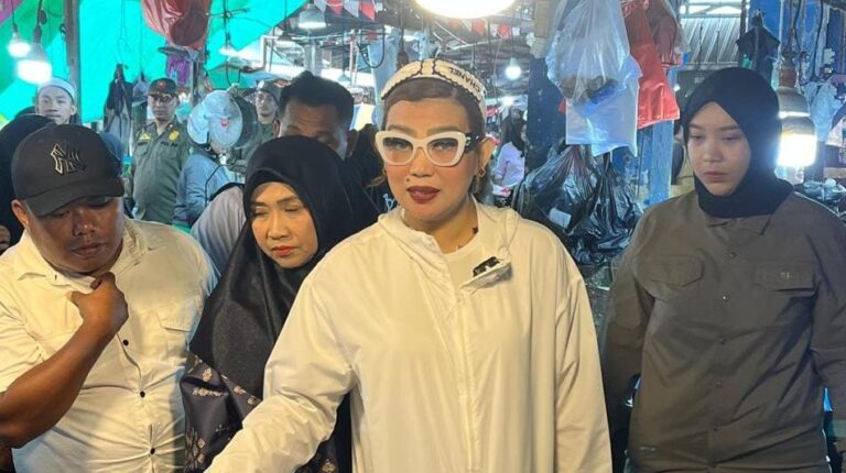 Monitoring Pasar Segiri, Bunda Harum Ajak Masyarakat Belanja di Pasar Tradisional