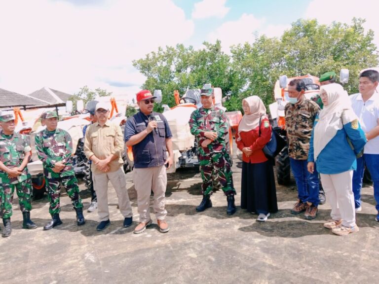 Bupati Kukar Serahkan 12 Traktor untuk Brigade Pangan Empat Kecamatan