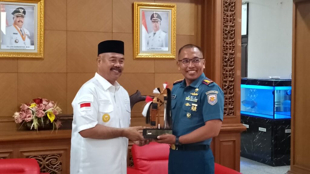 Kukar Hibahkan Dua Lahan Strategis untuk Penguatan TNI AL di Pesisir Muara Badak
            
            Telah dibaca : 584 Kali.