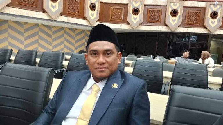 Apansyah Kritik Jalan Hancur di Kutim