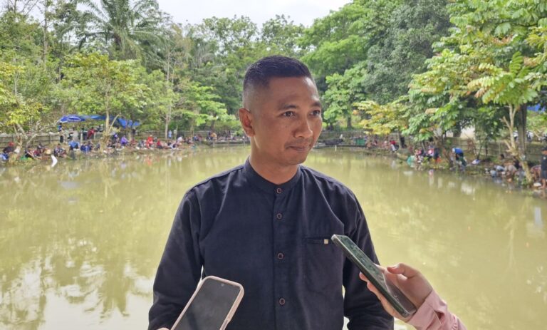 Lurah Maluhu Apresiasi Lomba Mancing Lele di Villa Kaneng Park