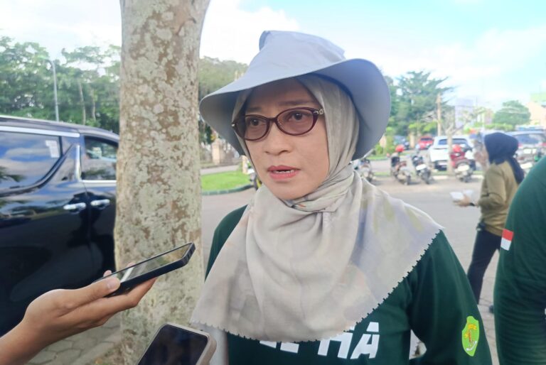 Hentikan Polusi Plastik, Pemprov Kaltim Tawarkan Bungkus Daging Kurban Pakai Besek