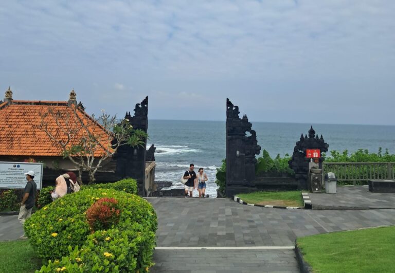 Teks: Wartawan MSI Group saat Berkunjung ke Tanah Lot Bali
