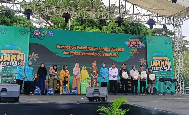 Pemprov Kaltim Serahkan Bansos di Festival UMKM, Sasar Kelompok Rentan