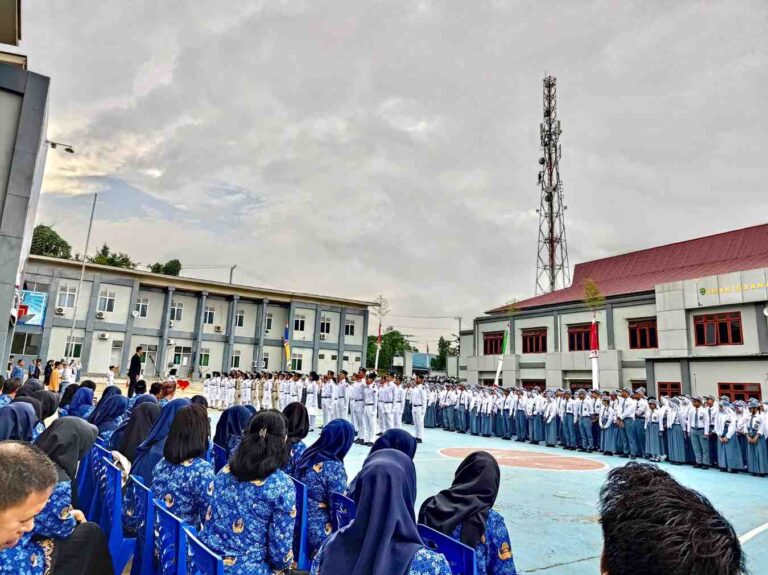 SMAN 16 Samarinda Khidmat Kibarkan Sang Merah Putih di HUT ke-80 RI
