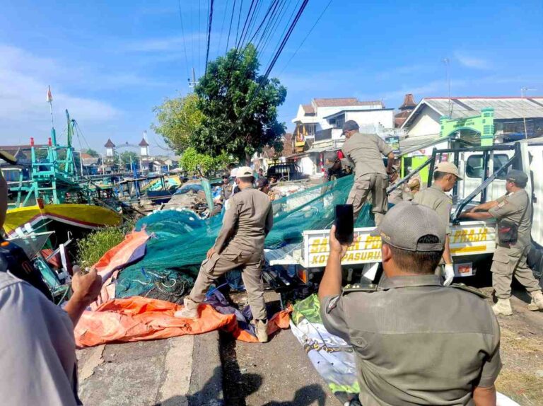 PKL Nekat Bertahan, Satpol PP Bongkar Paksa Lapak di Kawasan Pelabuhan Pasuruan