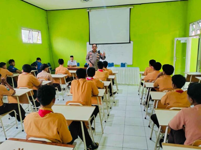 Polres Pasuruan Masuk Sekolah, Bekali Pelajar SMK Tri Sakti Lawan Narkoba dan Kenakalan Remaja