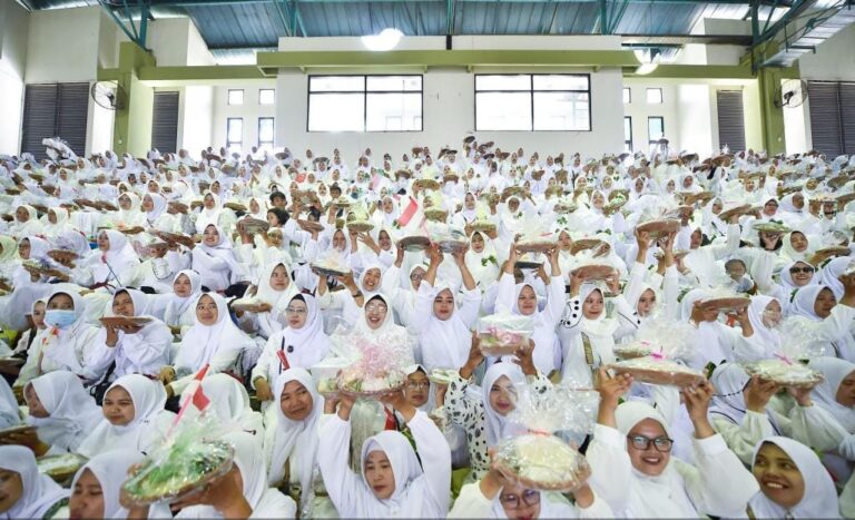 Ribuan Ibu-Ibu PKK Meriahkan Maulid Nabi di GOR Raci Bangil, Tukar 4000 Cowek Jadi Tradisi Unik