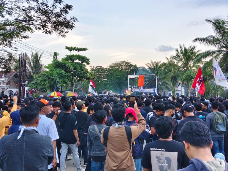 Ribuan Massa Aliansi Mahakam Geruduk DPRD Kaltim, Isu Tunjangan DPR hingga RUU Kontroversial Jadi Sorotan