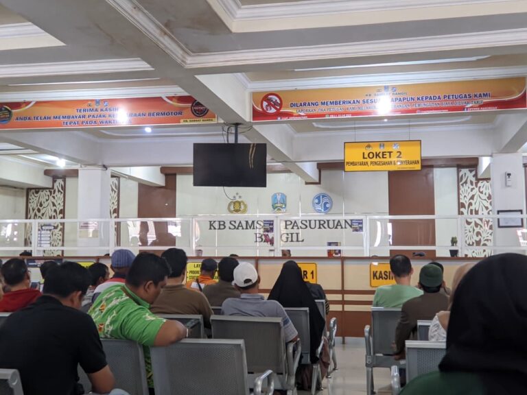 Suasana Antrean di Samsat Bangil, Warga Pasuruan Tetap Tertib Urus Pajak Kendaraan