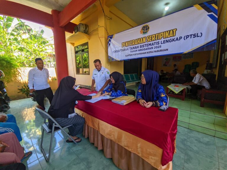 Kantor Pertanahan Kota Pasuruan Serahkan Sertifikat Tanah Program PTSL 2025 di Kelurahan Gentong