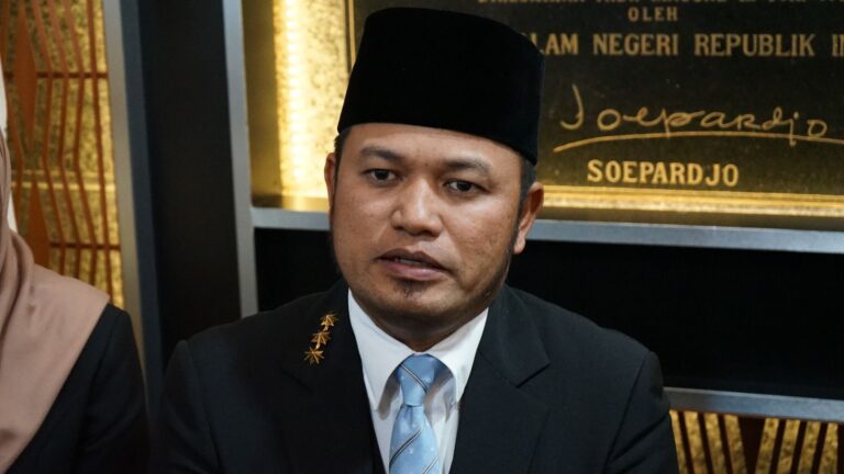 Gubernur Rudy Lantik 84 Pejabat Pemprov Kaltim, Dorong Birokrasi Bergerak Lebih Cepat dan Profesional