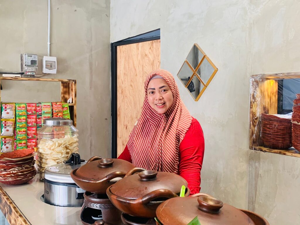 Memey Chicken Bangkit dengan Konsep Prasmanan Murah, Jadi Magnet Baru Mahasiswa Polnes
Telah dibaca : 887 Kali.