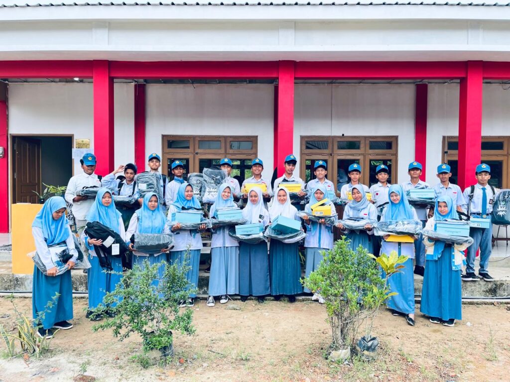 Gratispol Mulai Jalan, Seragam Baru, Semangat Baru untuk Siswa Kaltim
Telah dibaca : 1.290 Kali.