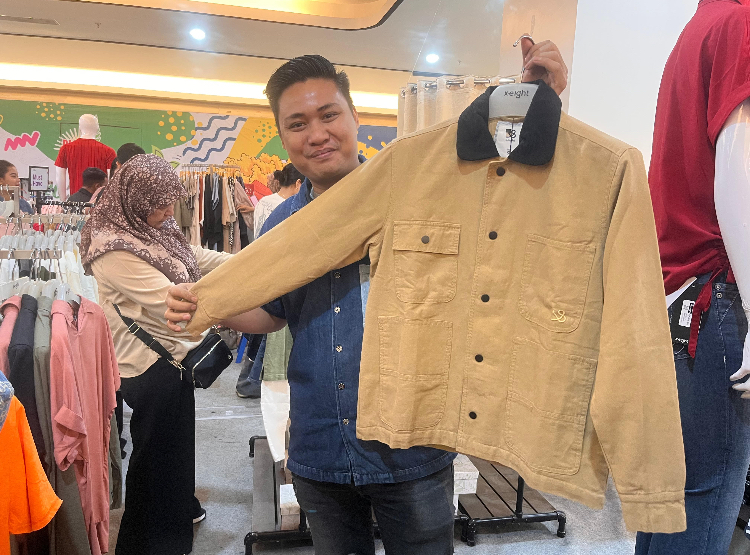 Meski Renovasi, X-Eight Tetap Manjakan Pelanggan dengan Diskon hingga 70 Persen
Telah dibaca : 987 Kali.