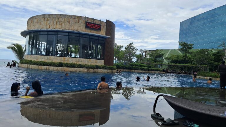 Fasilitas Renang Borneo Bay Balikpapan Tawarkan Panorama Laut, Namun Akses WC Jadi Catatan