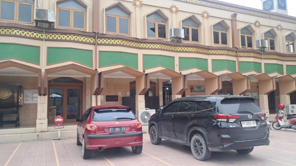 Singgah Salat Asar, Pengunjung Asal Kukar Apresiasi Kenyamanan Masjid Agung Pelita di Bulan Ramadan