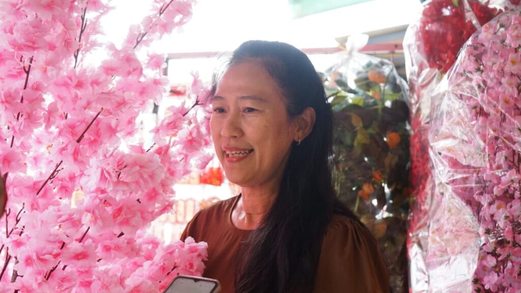 Menjual Harapan di Tengah Ekonomi Loyo, Rita Sang Penjual Kebahagiaan Lintas Hari Raya
Telah dibaca : 881 Kali.