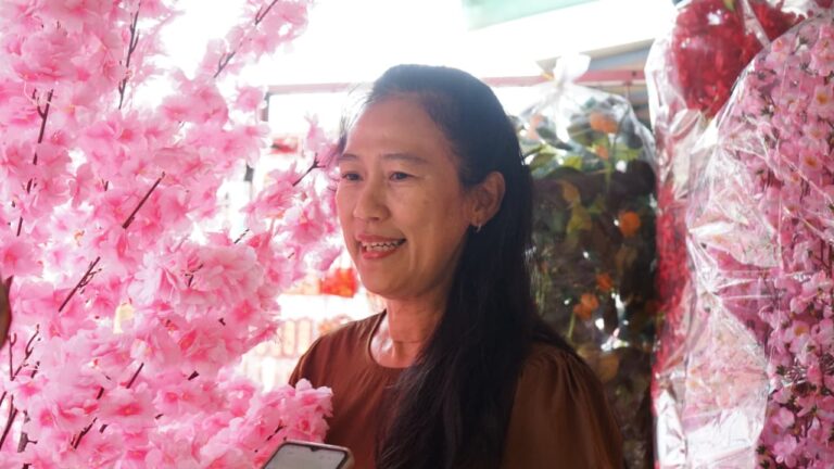 Menjual Harapan di Tengah Ekonomi Loyo, Rita Sang Penjual Kebahagiaan Lintas Hari Raya