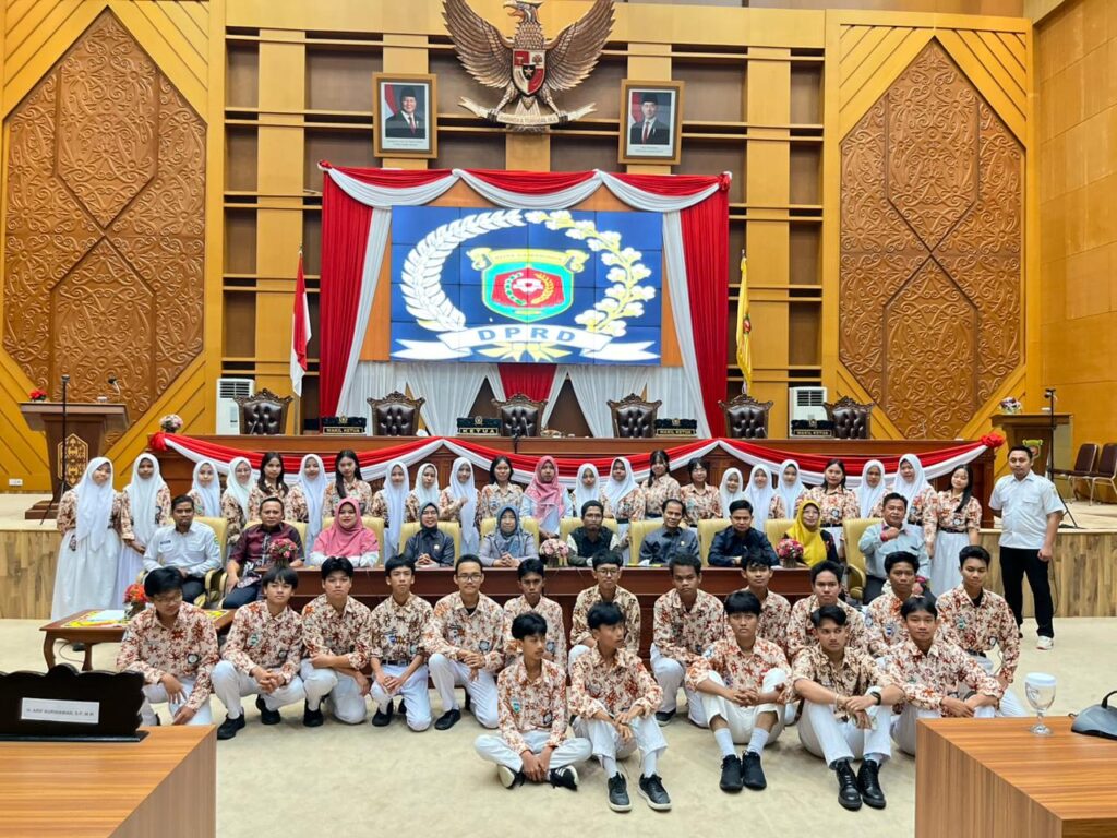 Siswa OSIS dan MPK SMAN 13 Samarinda Ikuti Kunjungan Edukatif ke DPRD