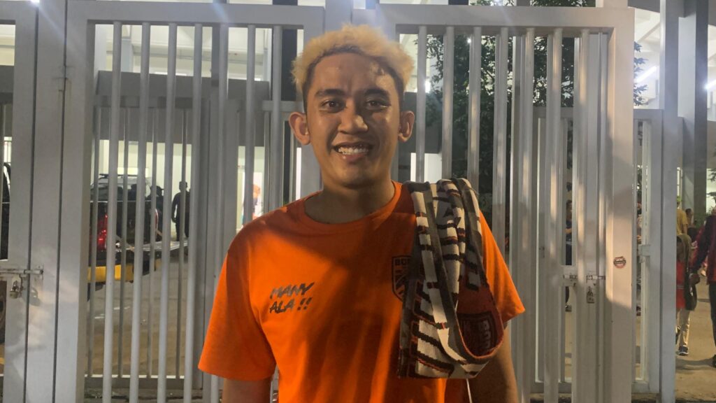Teks: Penonton Borneo FC yang memberikan semangat dari babak awal sampai akhir, Yoga (insitekaltim/Andika)