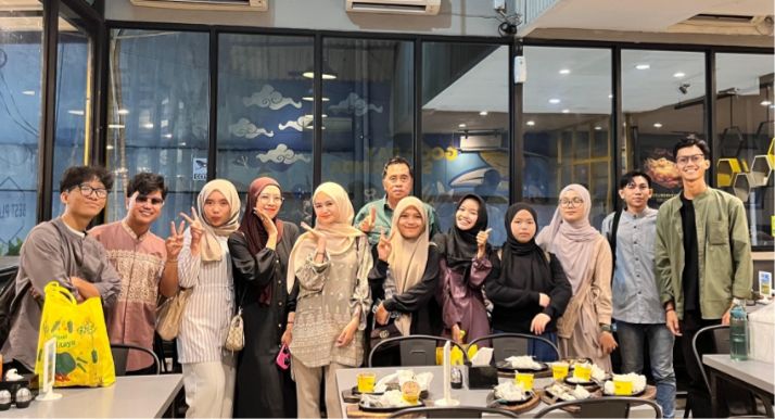 Teks: Momen Foto Bersama CEO MSI Group bersama para wartawannya, pada saat buka bersama (Foto - MSI Group)