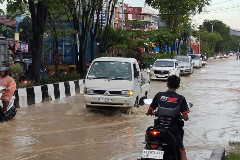 Jalur Samarinda Bontang Lumpuh Diterjang Banjir, Truk dan Tronton Terjebak Antrean Panjang