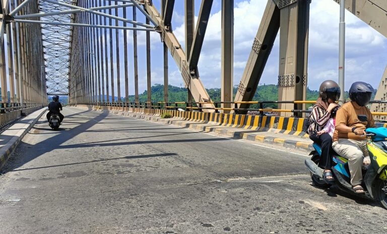 Tambal Sulam Tak Selesaikan Masalah, Jembatan Mahakam Ulu Kembali Diprotes Warga