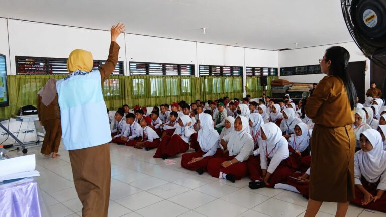 Sekolah Gratis Belum Menjamin Anak Bertahan di Bangku Sekolah