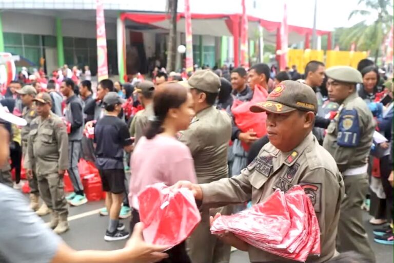 Teks: Ilustrasi pembagian Bendera Merah Putih di Gelora Kadrie Oening (Ist)