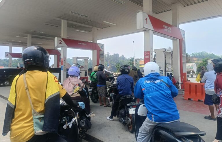 Antrean BBM Kaltim Meningkat, DPRD Kaltim Singgung Produksi Energi yang Menurun Antrean BBM Meningkat