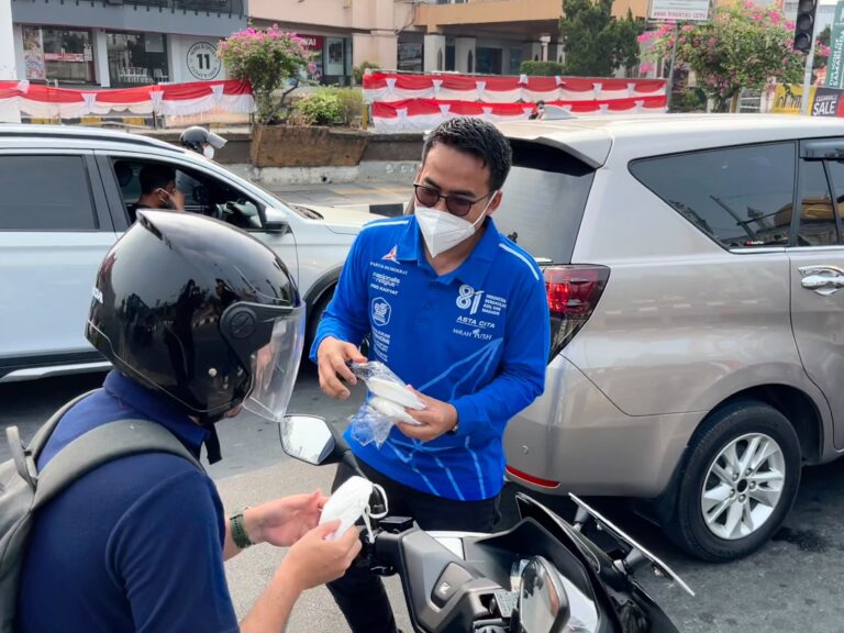 DPD Demokrat Kaltim bagikan masker gratis