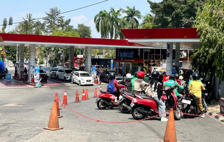 Antrean Pertalite Mengular di 6 SPBU Samarinda, Pemkot Siapkan Skema Sistem Kupon Antrean Pertalite Mengular di SPBU Samarinda